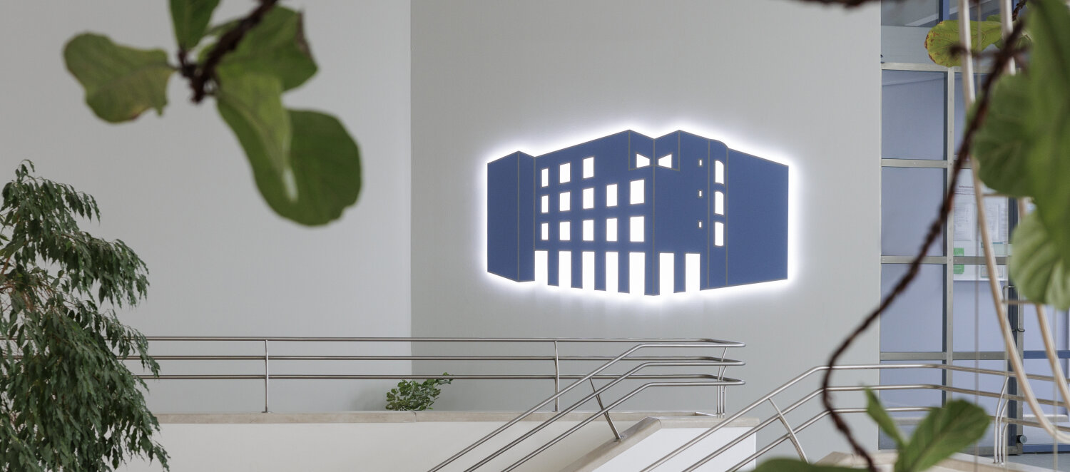 Bild des Logos im Foyer