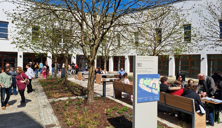 Gespannt lernten die Besucher das Bildungszentrum kennen