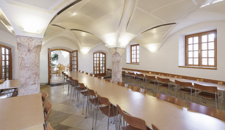 Blick in den großen Speiseraum der Mensa